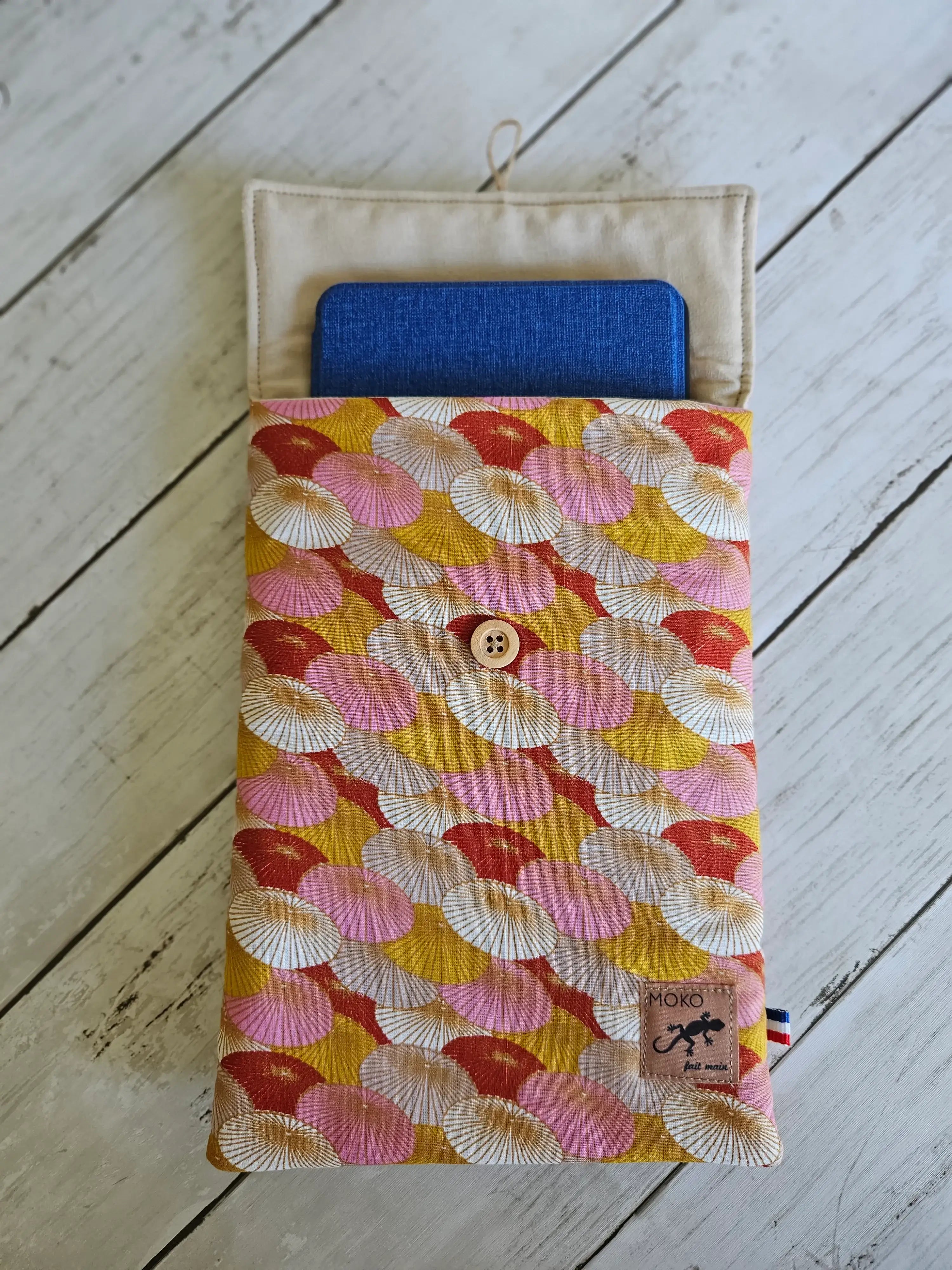 Housse à livre liseuse tissu japonais éventails rose jaune, bouton bois, sur fond bois blanc