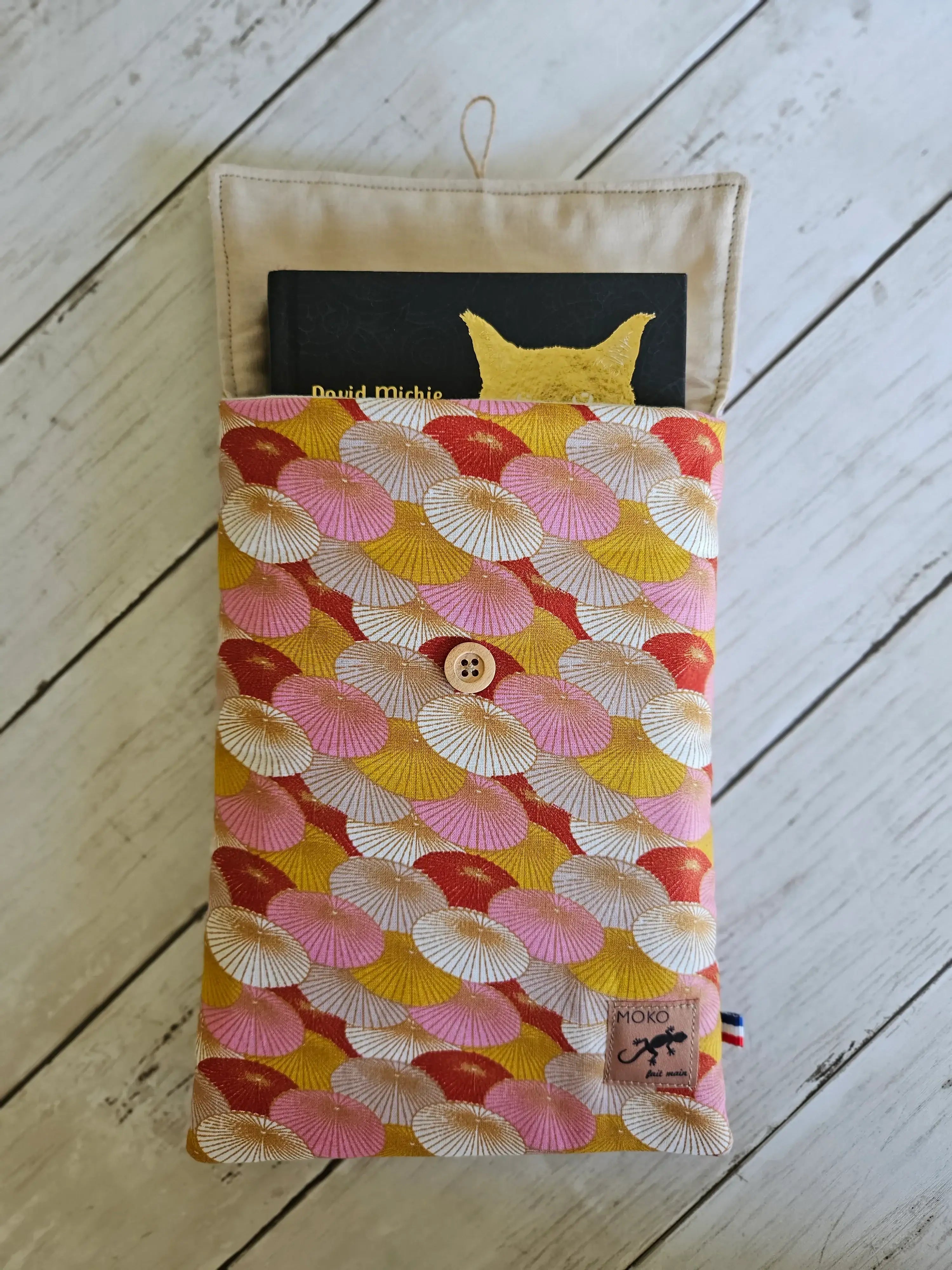 Housse à livre liseuse tissu japonais jaune rose, bouton bois, fond bois blanc