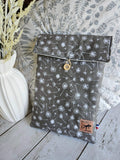 Housse à livre en tissu gris motif pissenlits, bouton en bois, artisanat fait main.
