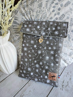 Housse à livre en tissu gris motif pissenlits, bouton en bois, artisanat fait main.