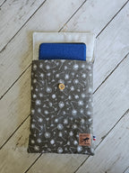 Housse à livre ou liseuse en tissu gris motifs pissenlits blancs sur fond bois clair