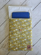 Housse à livre en tissu fleuri jaune avec liseuse bleue, bouton bois, fait main.