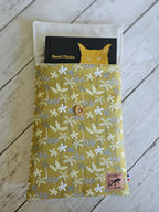 Housse à livre ou liseuse en tissu floral jaune avec bouton en bois, livre à l'intérieur
