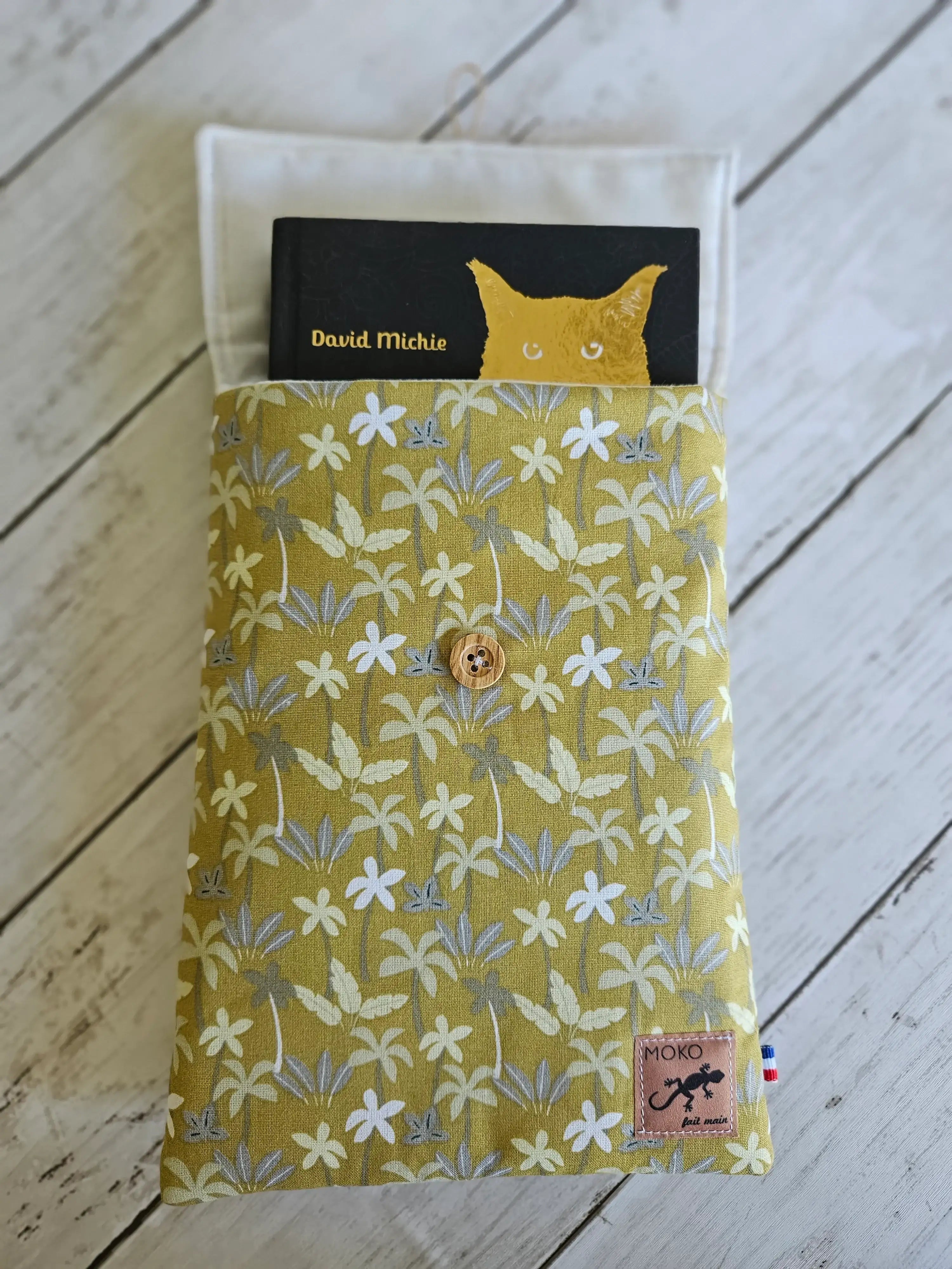 Housse à livre ou liseuse en tissu floral jaune avec bouton en bois, livre à l'intérieur