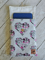 Housse à livre ou liseuse en tissu à motifs cœurs, bouton bois, fond bois clair