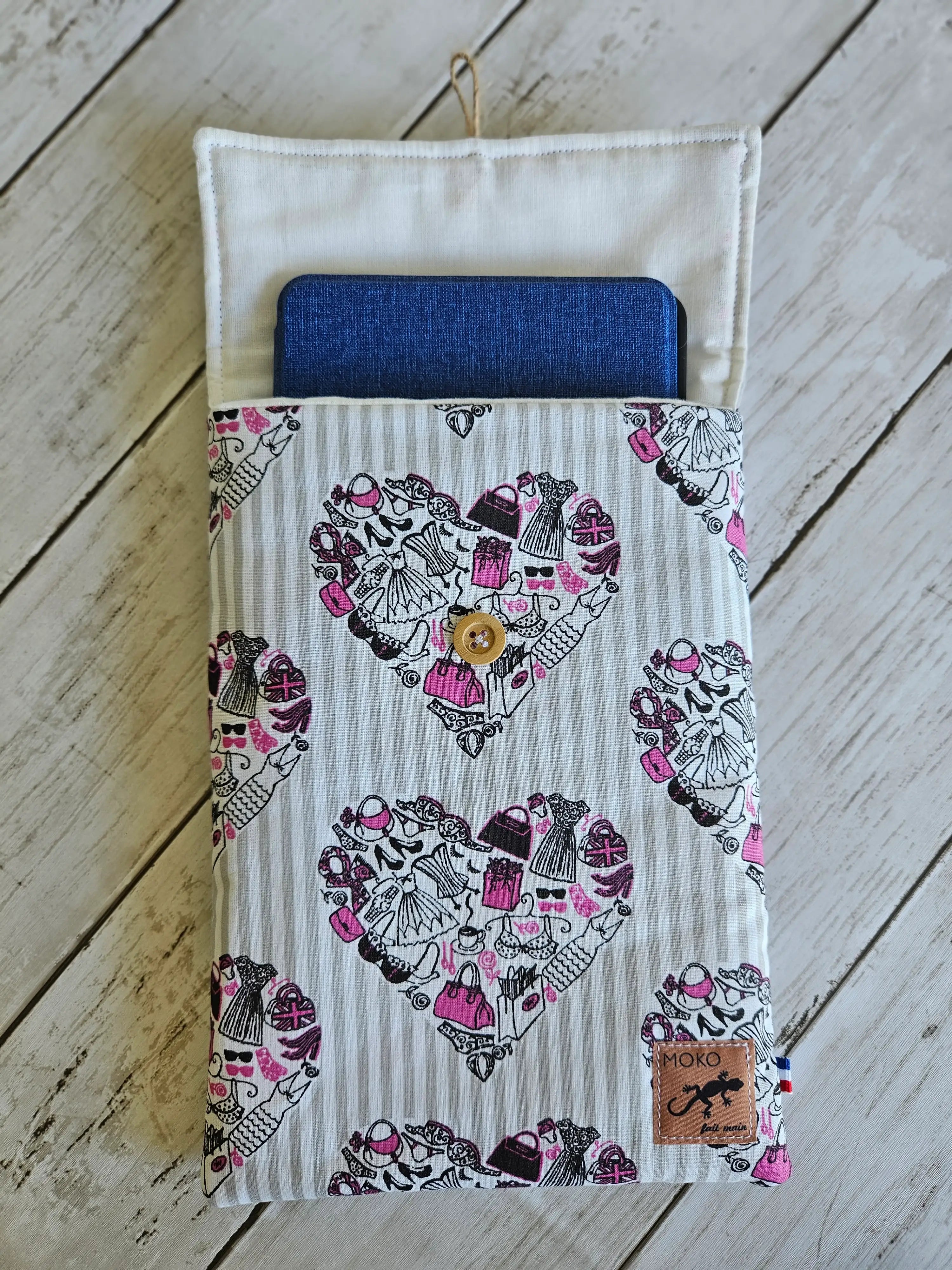 Housse à livre ou liseuse en tissu à motifs cœurs, bouton bois, fond bois clair