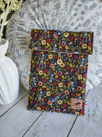 Housse à livre liseuse tissu noir motif squelettes et fleurs colorées, bouton bois décoratif