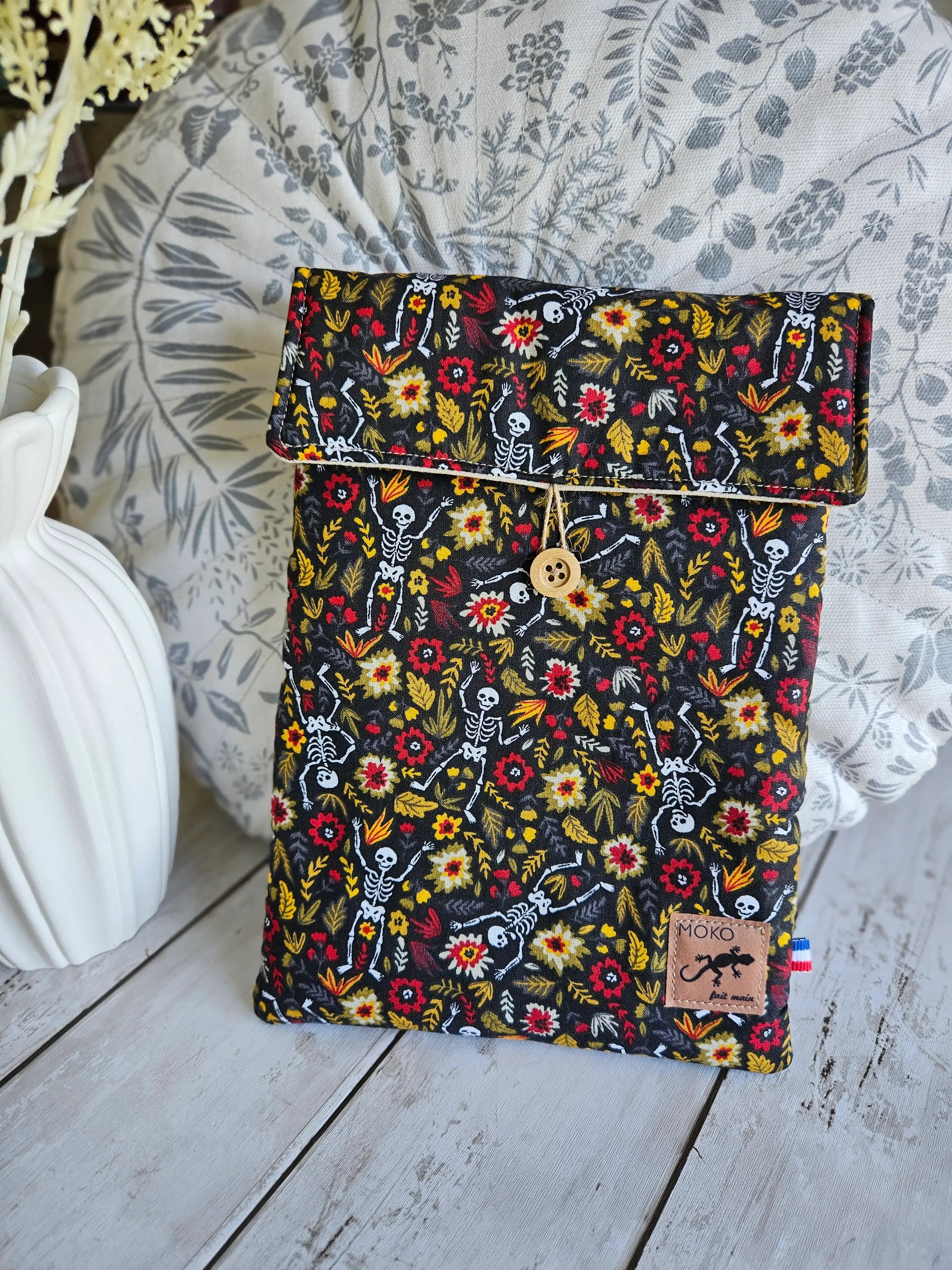 Housse à livre liseuse tissu noir motif squelettes et fleurs colorées, bouton bois décoratif
