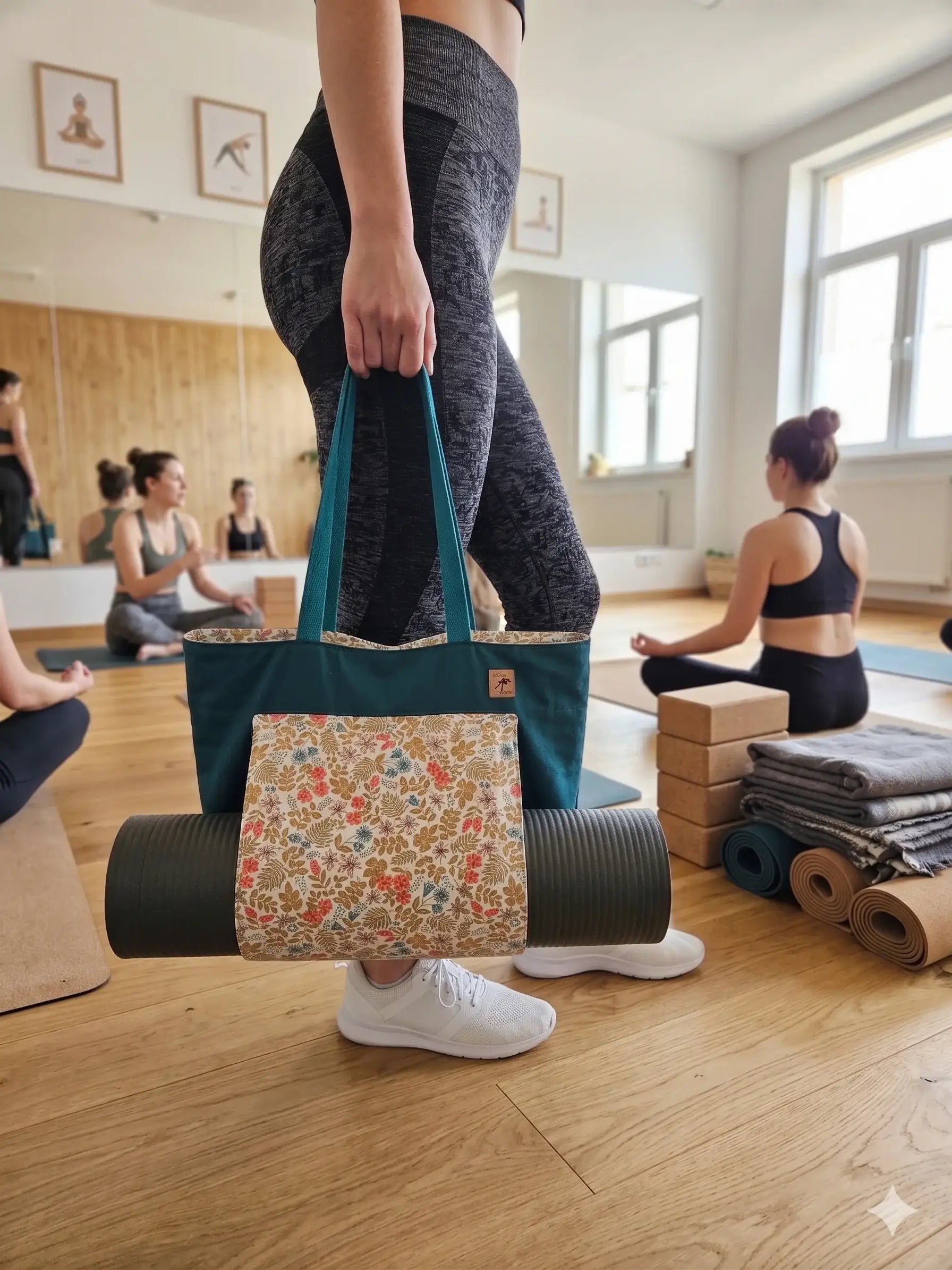 Sac à tapis de yoga floral et artisanal, idéal pour la pratique en studio