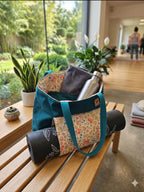 Sac à yoga artisanal en tissu floral et bleu, avec tapis et gourde, idéal pour le bien-être et la pratique en Vendée