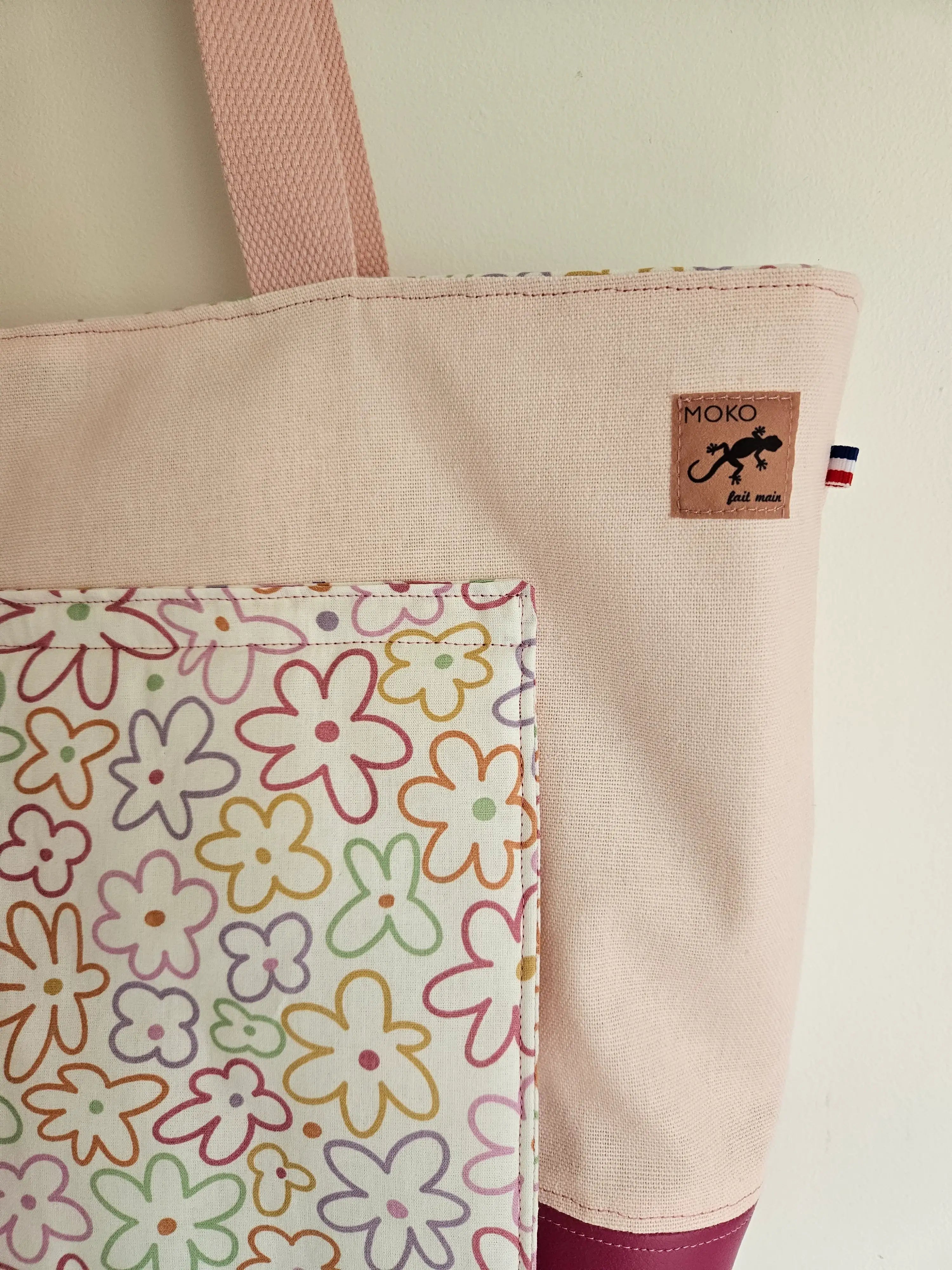 Sac en toile rose avec motif floral coloré, étiquette MOKO fait main