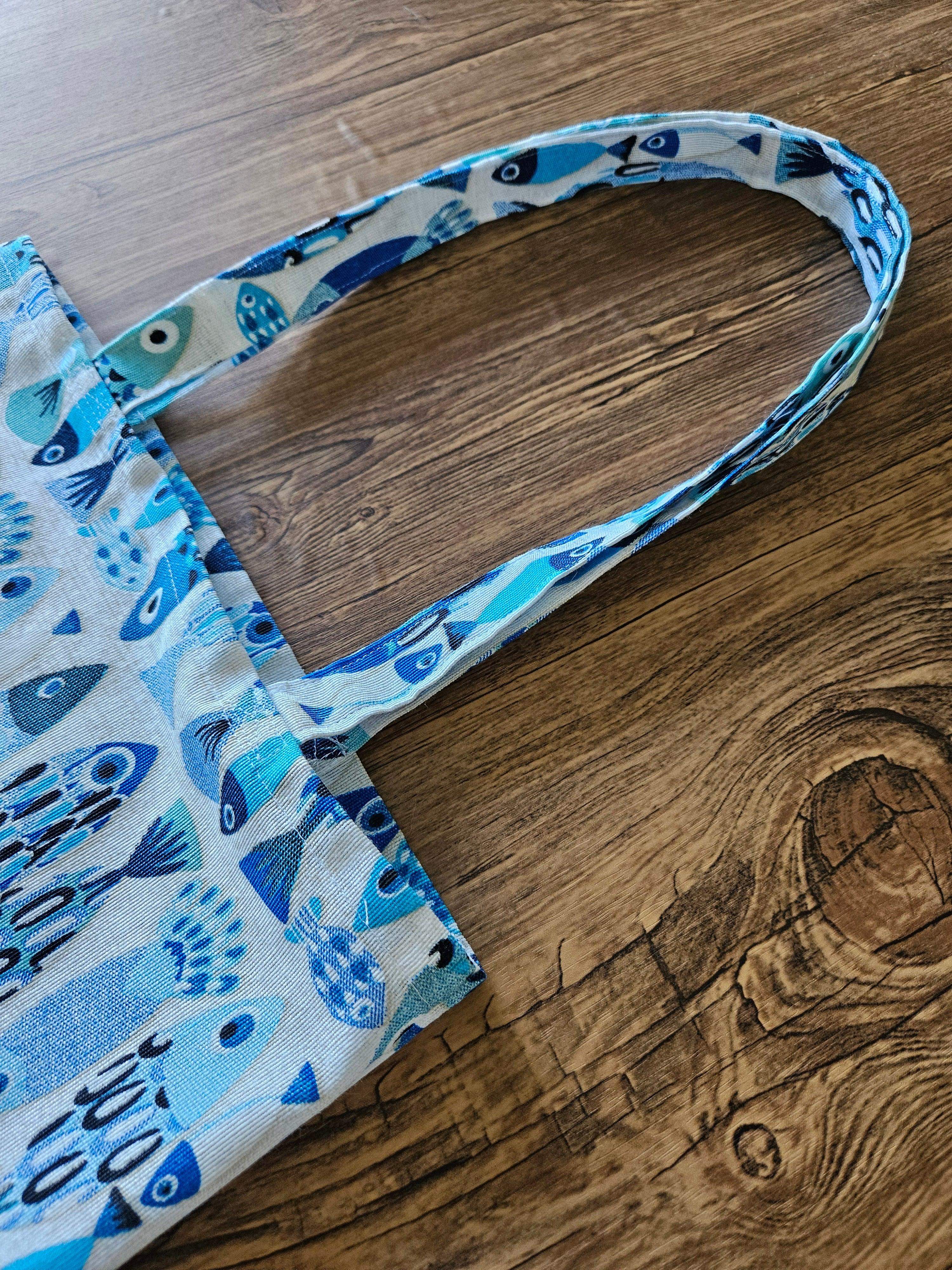 Sac cabas motif poissons bleus en tissu sur table en bois, accessoire mode tendance