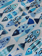 Tissu beige motif poissons bleus, texture sac ou accessoire mode tendance