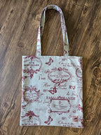 Sac cabas en tissu à motifs vintage français, fond bois, accessoire de mode tendance