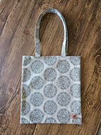 Sac cabas en tissu motif mandala sur fond bois, accessoire mode tendance