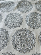 Tissu beige motifs mandala noirs, accessoire mode tendance, détail textile bohème