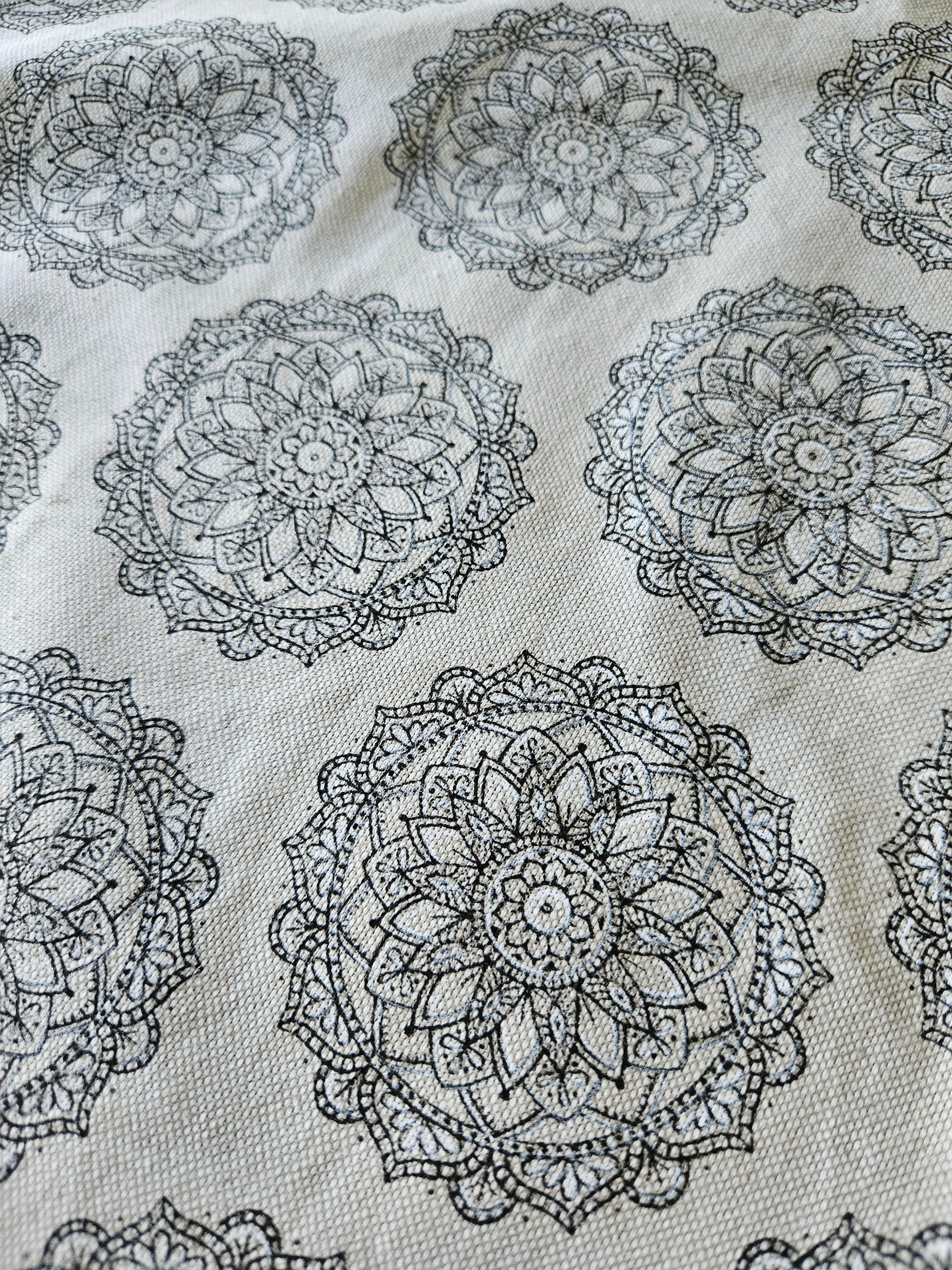 Tissu beige motifs mandala noirs, accessoire mode tendance, détail textile bohème