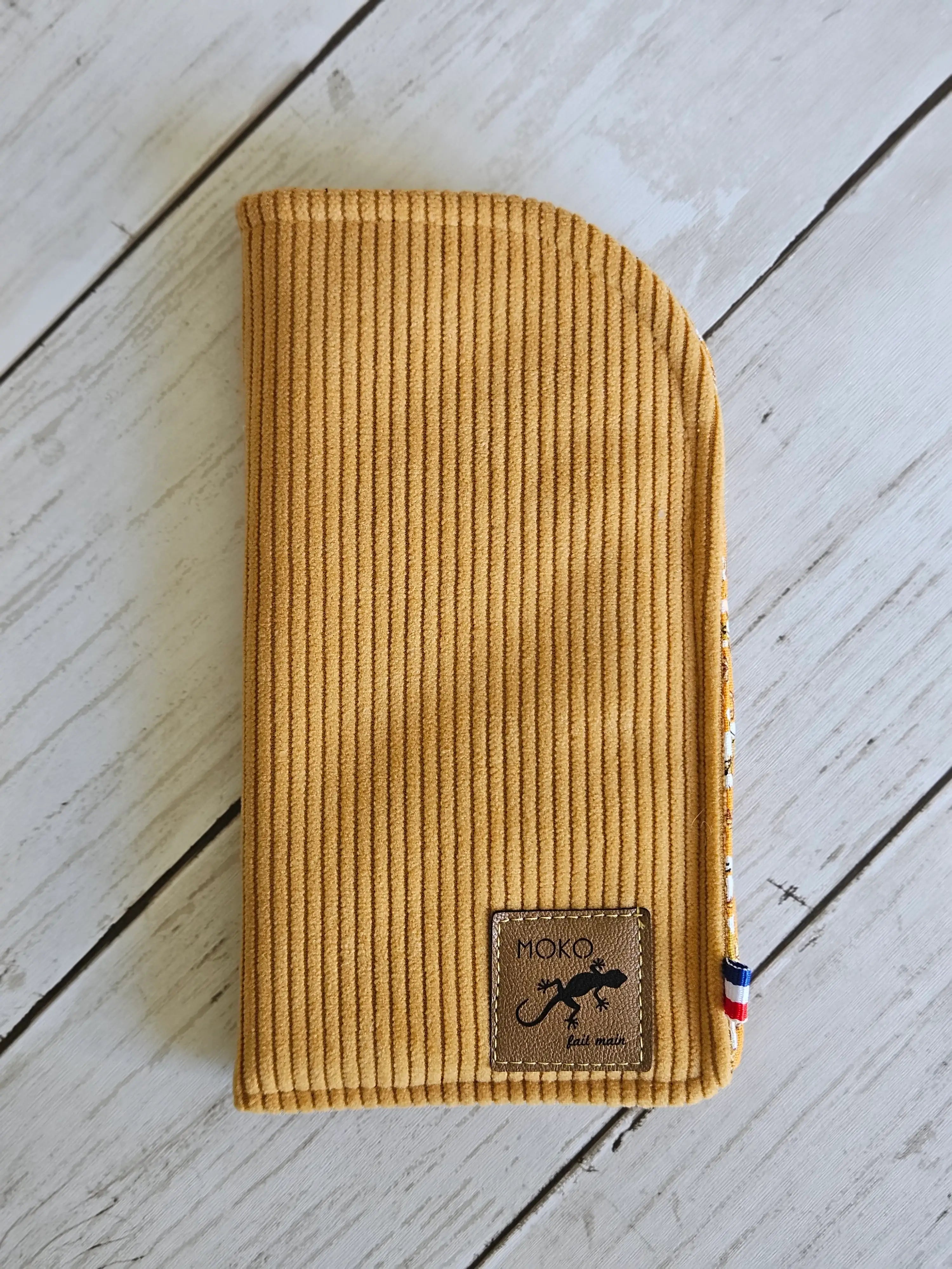 Étui à lunettes en tissu côtelé jaune moutarde avec étiquette en cuir et détail tricolore