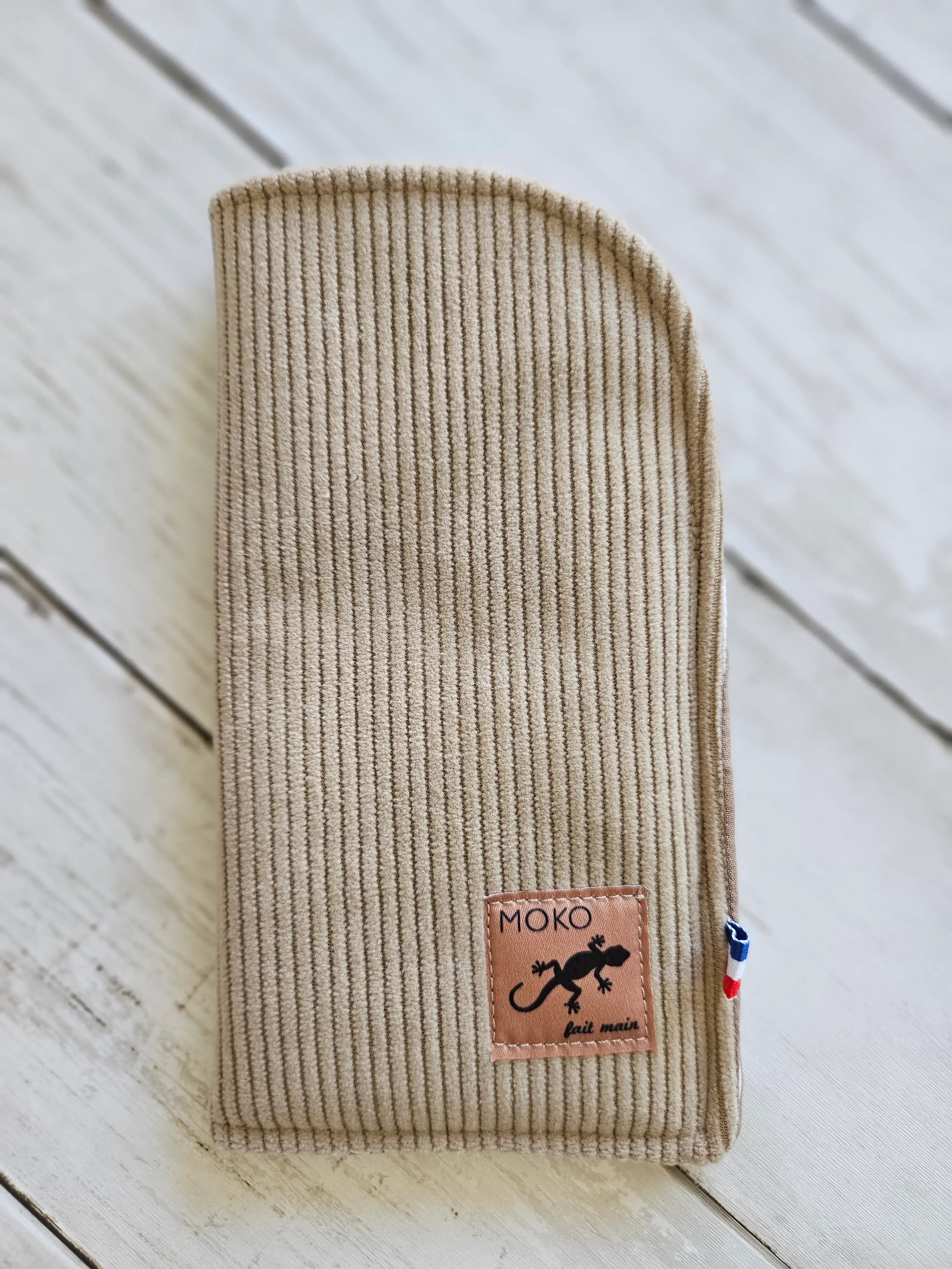 Étui à lunettes en tissu beige côtelé, étiquette cousue, création artisanale française