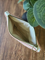 Pochette en tissu rose avec fermeture éclair dorée, vue de dessus, accessoire mode tendance.